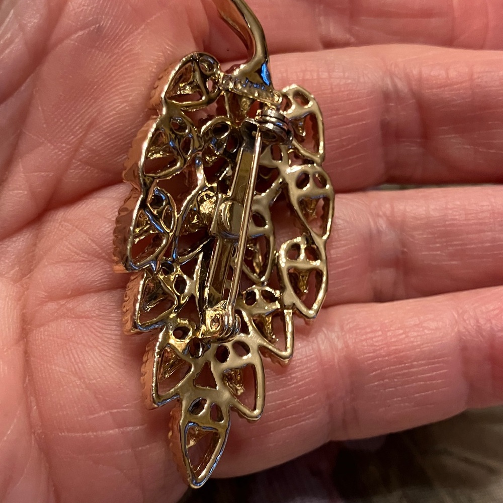 GERRY’S VINTAGE FILAGREE GOLD TONE LEAF BROOCH - Picture 8 of 9